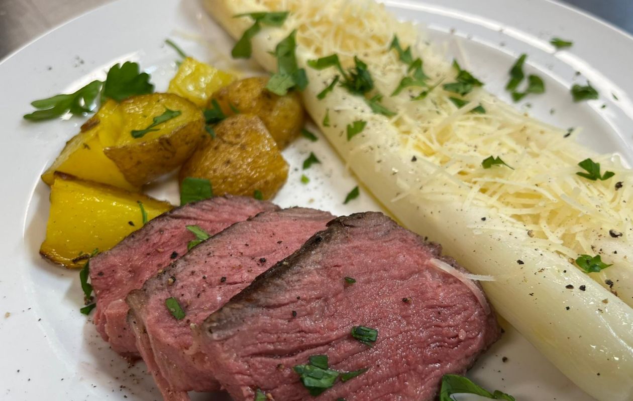 Tagliata vom Roastbeef mit Spargel and Kaffeebutter